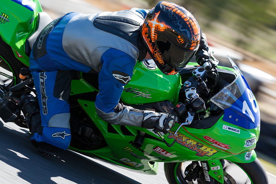 Piloto motociclismo en circuito