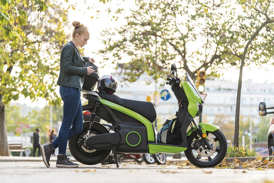 Cogiendo moto eléctirca en ciudad