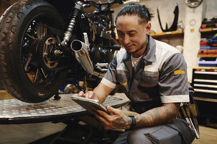 Mecánico revisando checklist moto